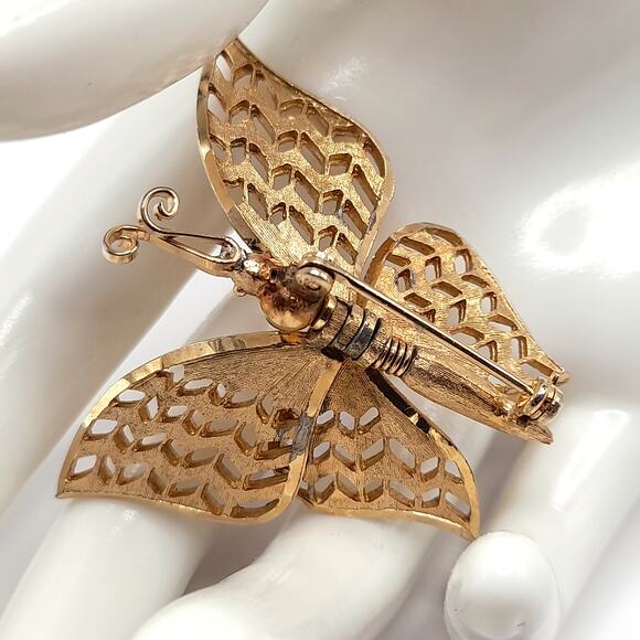 Vintage Gold Butterfly Brooch, Articulated Wings, Filigree Mid-Century Jewelry - Picture 4 of 10